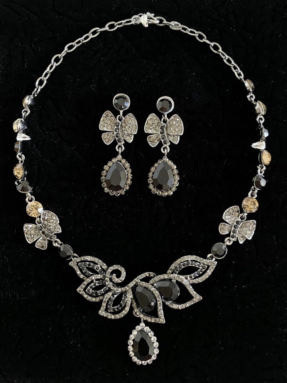 Black Crystal Bow Necklace & Earrings Set – Silver Tone Teardrop Jewelry